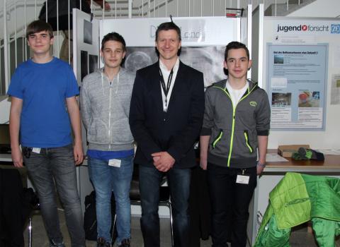 Die Jungforscher mit ihrem Betreuer Markus Kohl