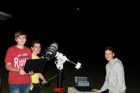 Michael, Lukas und Luis beim Fotografieren des Mondes