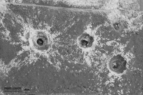 "Impaktversuche" zur Simulation der Entstehung von Kratern