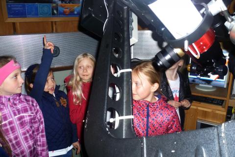 Interessierte Schülerinnen der 2a im Mai 2016